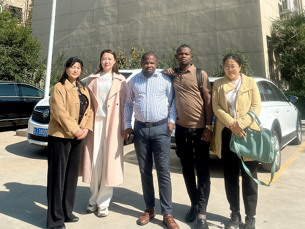 布基納法索客戶(hù)參觀工廠(chǎng)玉米磨粉機(jī)